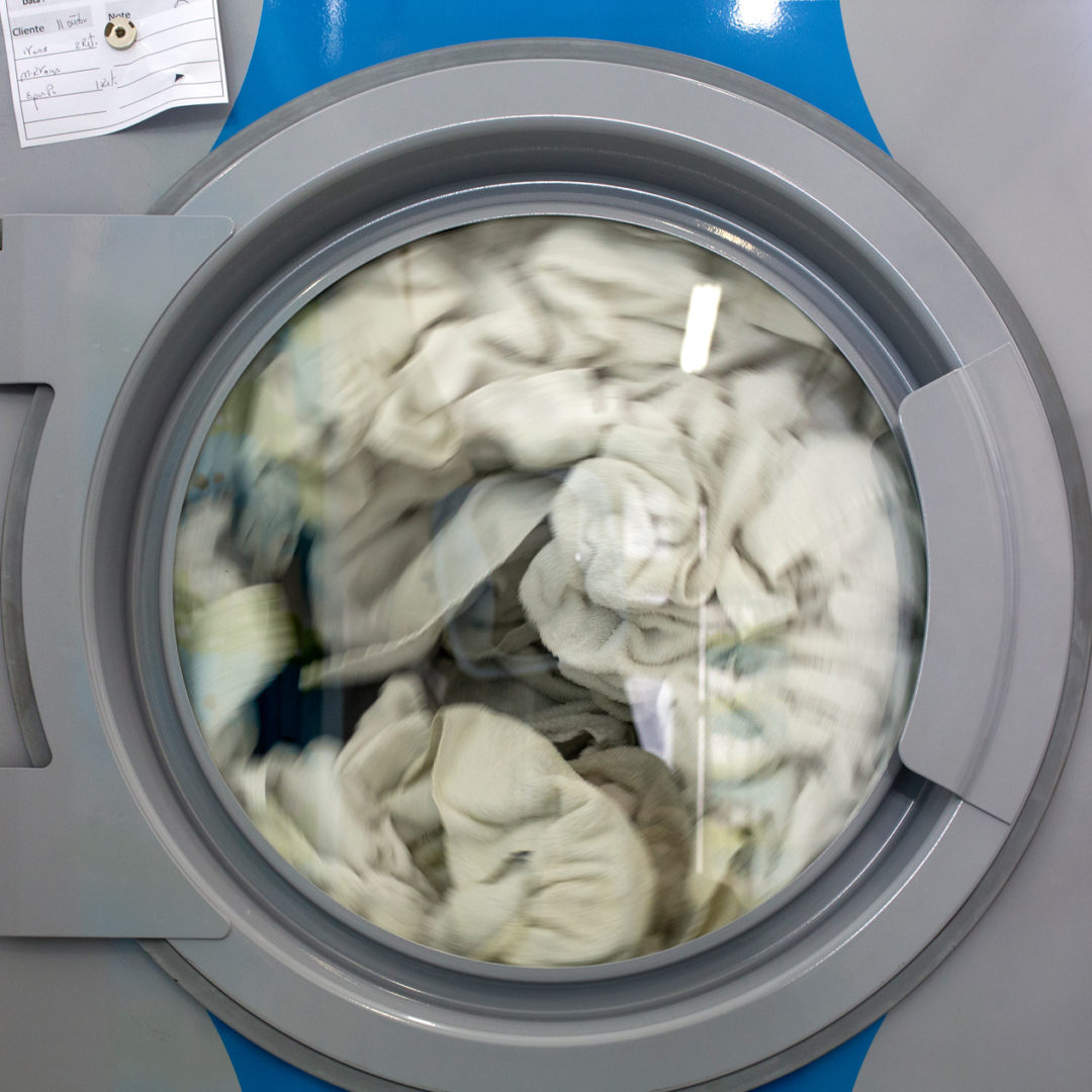 L'oblò di una lavatrice durante un lavaggio